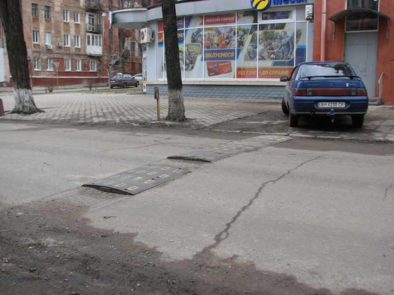 По ул. Академической, возле приемной Народного депутата