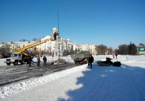 На центральной площади Краматорска начали устанавливать новогоднюю елку 