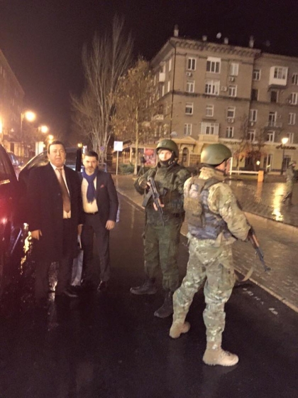 Кобзон прилетел в разрушенный боевиками аэропорт Донецка? Его защищали 17 автоматчиков