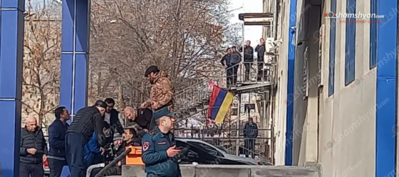 У Єревані озброєні люди увірвалися до відділення поліції, почалася стрілянина