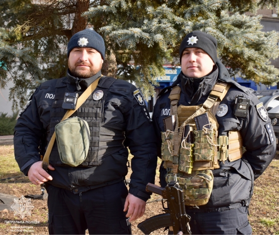 Патрульні загасили займання та виявили чоловіка, причетного до підпалу