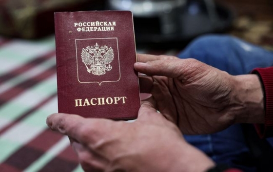 Винагорода за паспорт РФ. Окупанти намагаються підкупити пенсіонерів &quot;соціальною допомогою&quot;