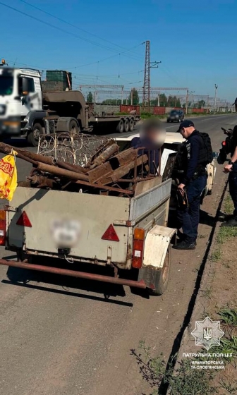 Учора вдень у Краматорському районі патрульні зупинили транспортний засіб ВАЗ 2101 під керуванням 69-річного водія