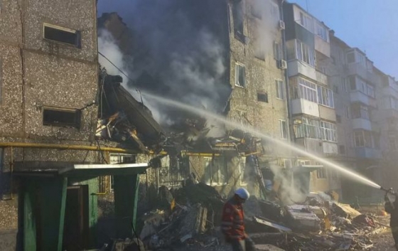 Удар &quot;Шахеда&quot; по багатоповерхівці у Сумах: з-під завалів дістали 10 людей, є загиблі