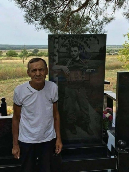 Отец Владимира у могилы