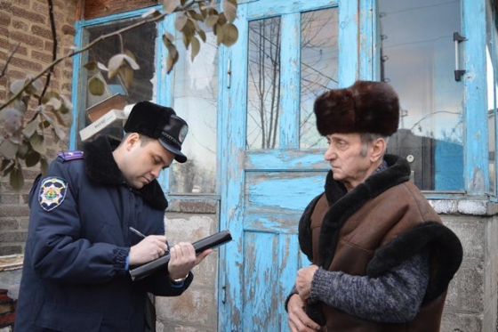 Краматорские участковые защитили пенсионера от агрессивного соседа