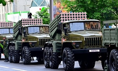 Парад агрессора: гибридная армия РФ прошлась маршем по Донецку (фото)