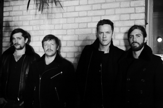 Imagine Dragons випустили кліп про війну в Україні, знятий у знищеному селі під Миколаєвом (відео)
