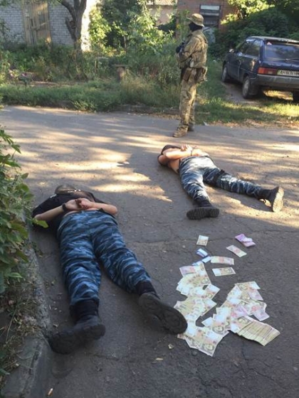 СБУ: В Славянске на взятке в 30 тыс. гривен задержаны четыре милиционера и их сообщник (видео)
