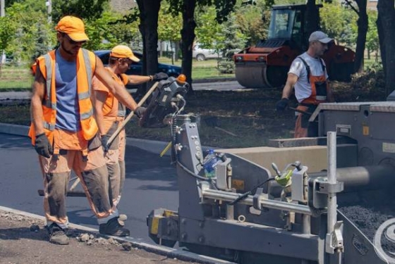 В парке «Юбилейный» ремонтируют аллеи, ведущие к будущему флагштоку