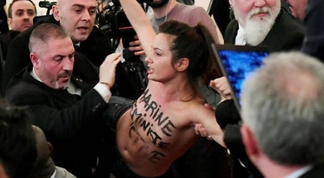 Активистка FEMEN пыталась сорвать выступление Марин Ле Пен в Париже