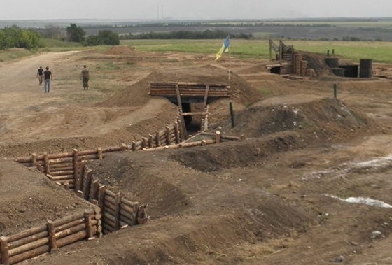 Кому війна, кому мати рідна: фортифікації посипалися