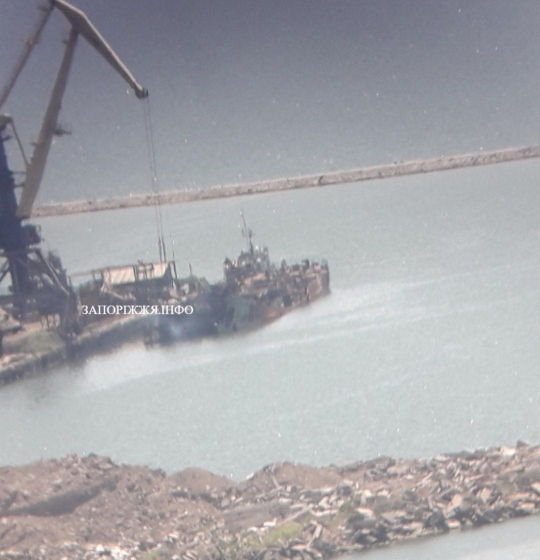 В порту Бердянска подняли со дна уничтоженный ВСУ рашистский десантный корабль &quot;Саратов&quot;