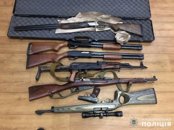 Жительница Славянска сдала в полицию мешок оружия