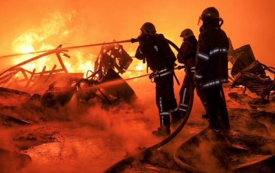 У Харкові досі гасять пожежі після нічного російського удару &quot;Шахедами&quot; (фото)