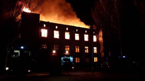 В Славянске сгорела заброшенная трехэтажка