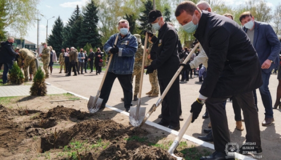 В Краматорске по случаю годовщины трагедии на ЧАЭС высадили 35 кустов белых роз