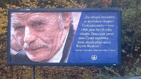 В Праге появились билборды, на которых Джемилев упрекает президента Чехии