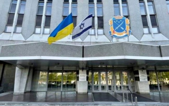 Мэр Днепра вывесил флаг Израиля над горсоветом