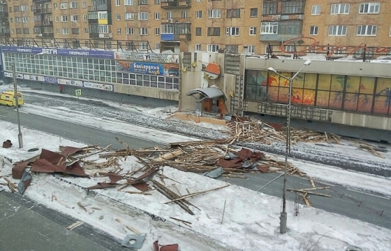 В России ураган снова сорвал крышу пятиэтажки, погибла женщина