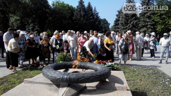 В Краматорске в День скорби у Вечного огня возложили цветы (видео)