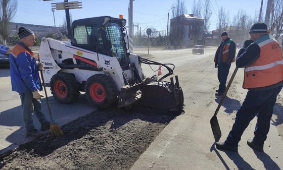  Коммунальщики приводят в порядок городские улицы и дороги в Краматорске 