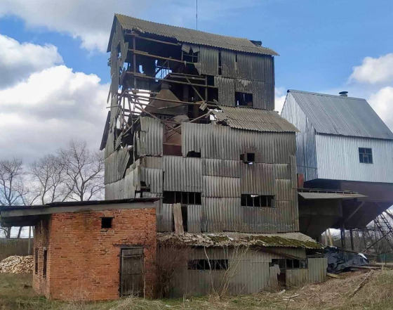 Окупанти атакували безпілотниками дитячий майданчик та сільгосппідприємство на Чернігівщині: є руйнування