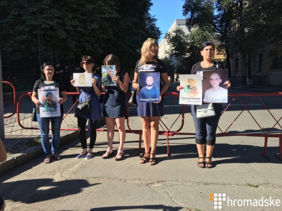 Под Администрацией президента родные военнопленных требуют освобождения своих родственников 