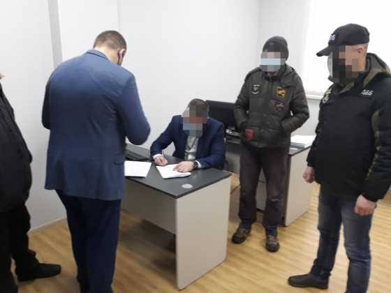 Сотрудника сервисного центра подозревают в содействии гражданам при пересдаче экзаменов по автовождению