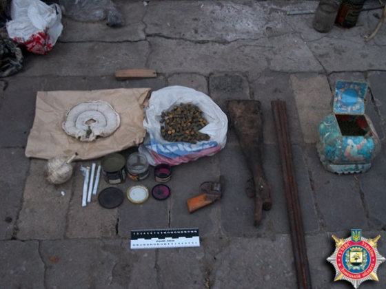 Дружковкие правоохранители обнаружили у 32 летнего местного жителя арсенал оружия и наркотики 