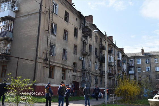 У Краматорську триває ліквідація наслідків російського удару по місту 8 квітня
