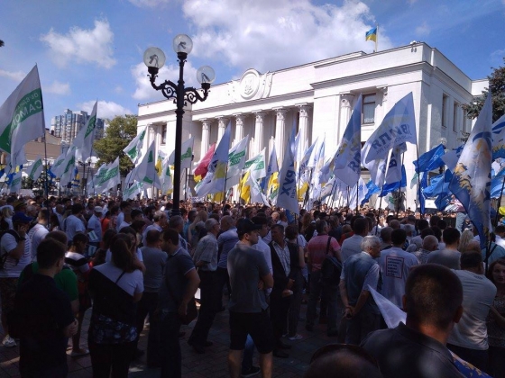 Под Радой проходит митинг с требованием о принятии нового закона о выборах