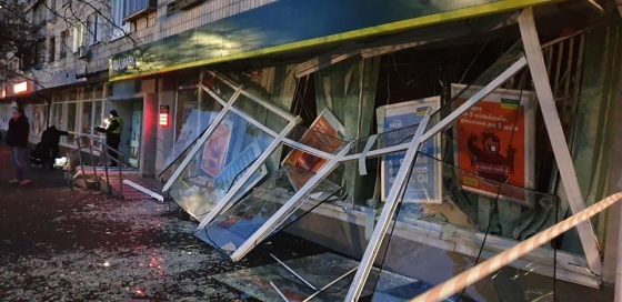 В Киеве двое неизвестных ночью взорвали и ограбили отделение Ощадбанка