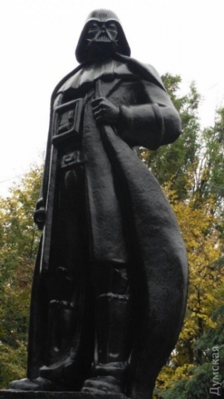 В Одессе Ленин превратился в Дарта Вейдера (фото)