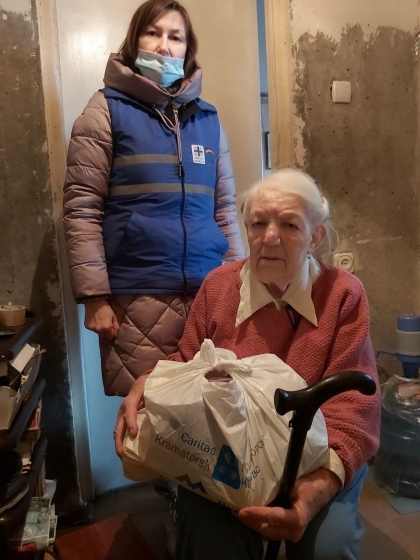 В Краматорске волонтеры помогают одиноким пожилым людям продуктами