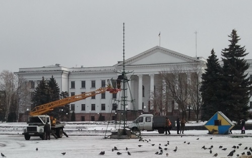 В центре Краматорска начали монтаж новогодней ёлки