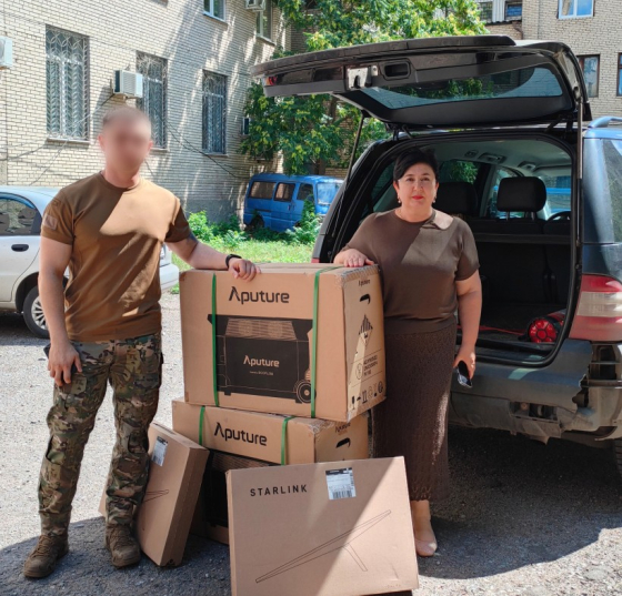 Служба зайнятості Донеччини передала військовим супутникові модеми Starlink та зарядні станції