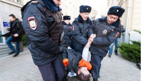 В Москве задержали учителей и медиков, которые вышли на протест