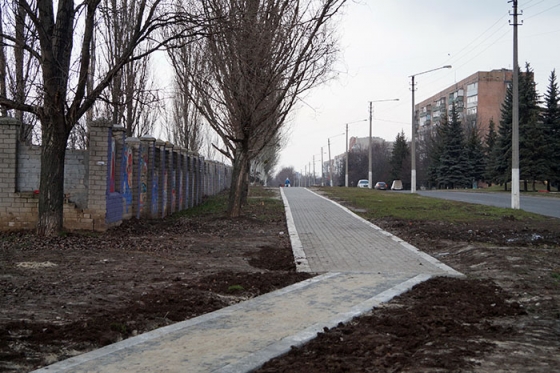 Клуб предпринимателей Краматорска обустроил тротуар в районе фильтровальной станции