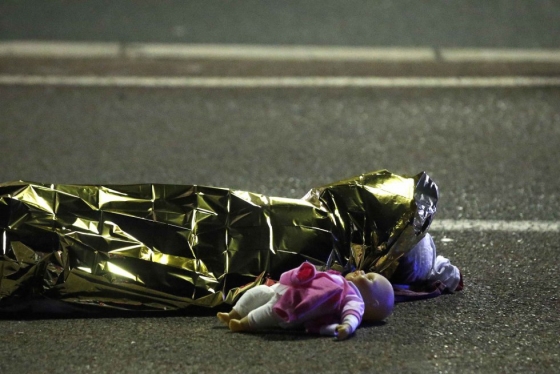 Во Франции снова теракт: десятки погибли и ранены, виновный застрелен полицией ( фото, видео 18+ )
