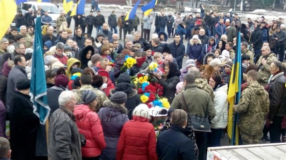 В Славянске на коленях в последний путь провожали 20-летнего Романа Напрягло, который погиб от снайперской пули