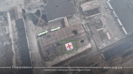 Оккупанты специально бомбят здание с красным крестом в Мариуполе – &quot;Азов&quot;