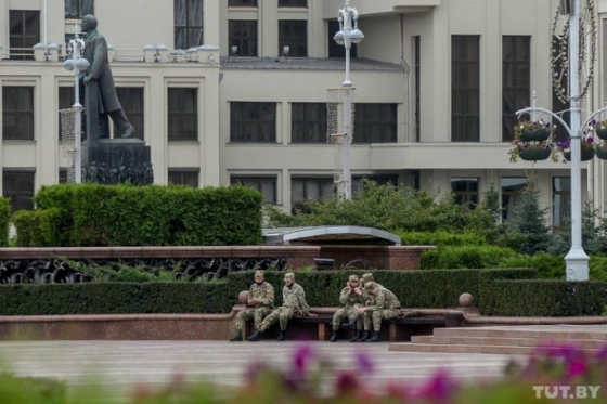 Площади в центре Минска оцепили силовики с водометами, в город въехали БТР 