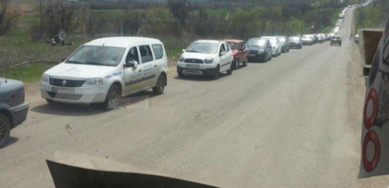 На трассе из Горловки в Артемовск огромные пробки - люди уезжают от обстрелов 