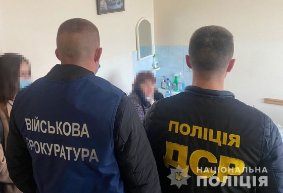 1,5 тыс. долларов за уклонение от военной службы: полицейские задержали за взятку завотделением райбольницы в Тернополе