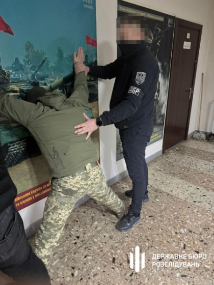ДБР затримало посадовця ТЦК, який схиляв військових до повторного СЗЧ