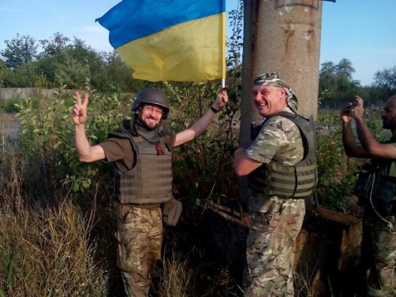 Украинские бойцы подняли государственный флаг над авдеевской промзоной