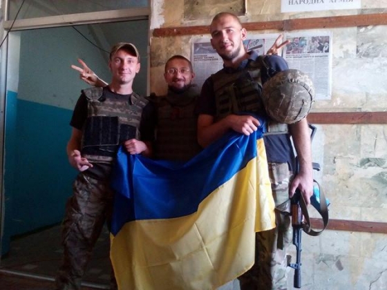 Украинские бойцы подняли государственный флаг над авдеевской промзоной