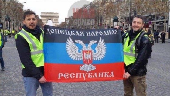 Развернувший флаг &quot;ДНР&quot; в Париже Моро заявил, что имеет российское гражданство и назвал &quot;антимайданом&quot; протесты во Франции