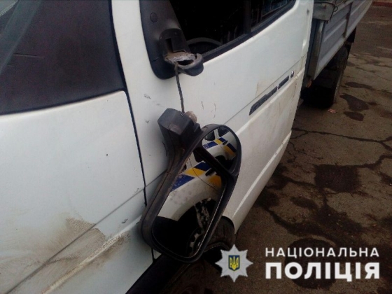Краматорчанин сломал боковые зеркала “Газели”, избил ее водителя и показал свой член 